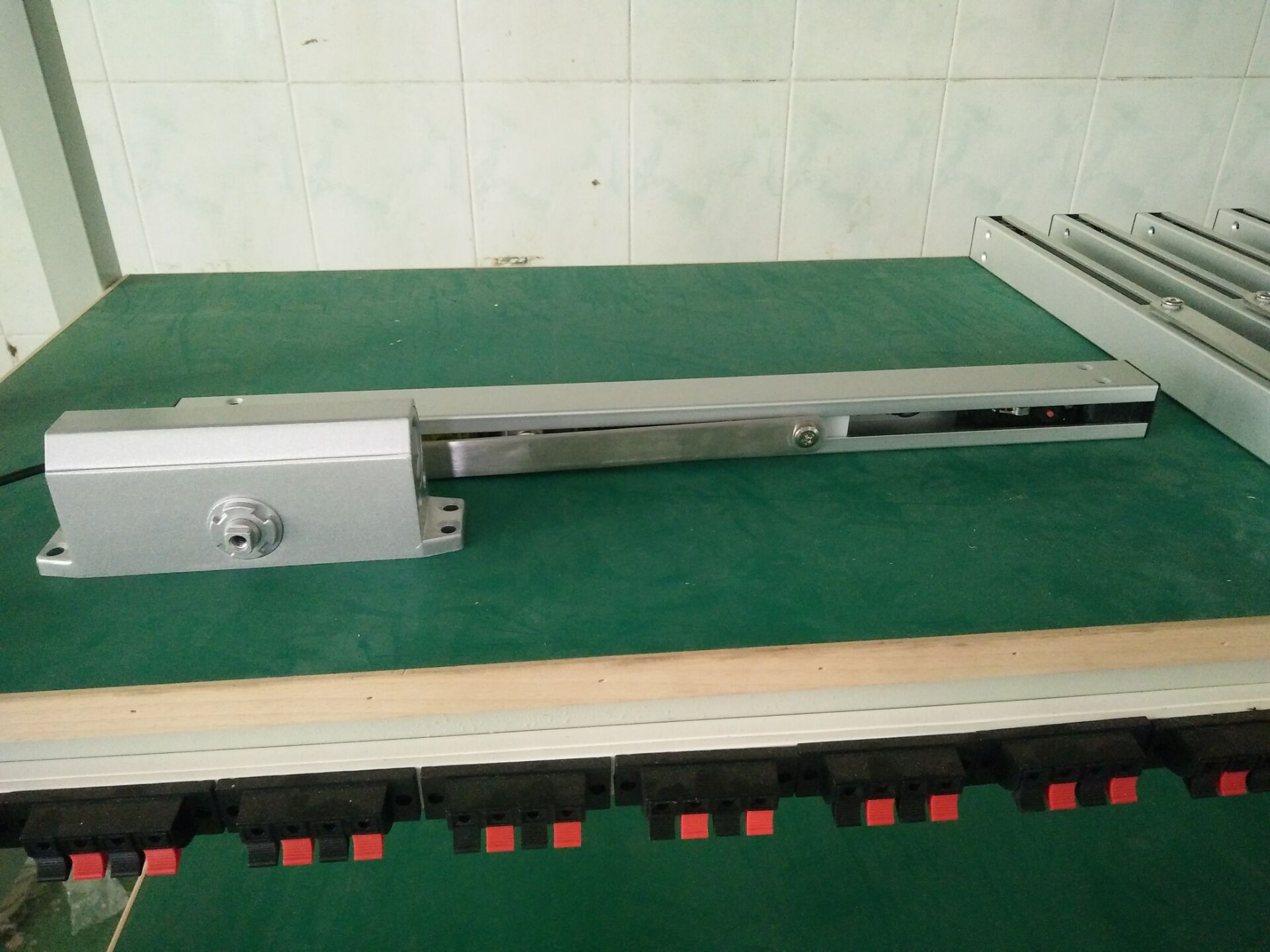 電動(dòng)閉門器